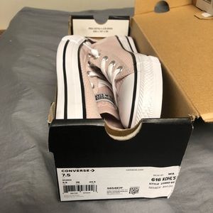 Women’s 7.5 pink converse